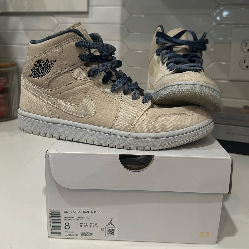 Women’s Air Jordan 1 MID Size 8